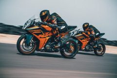 KTM_RC_390_2022_Action_02-800x450